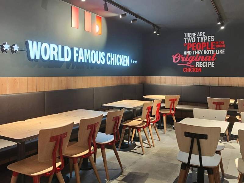 La sala del nuovo KFC di Livorno (100 posti a disposizione all'interno)