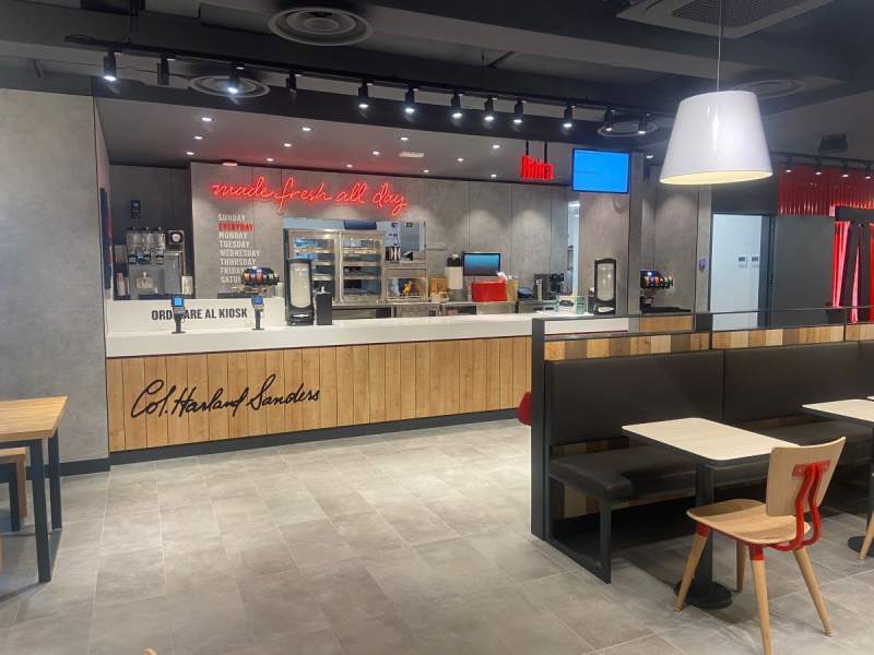 Il bancone di KFC nel nuovo ristorante di Monza, in corso Milano