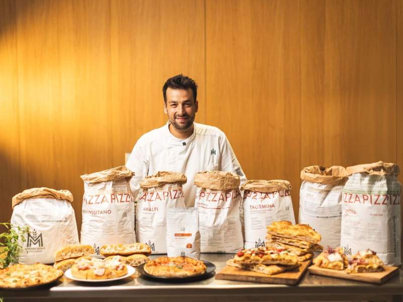 Il brand ambassador Andrea Pagano con la nuova Linea Pizza e Pinsa di Molino Merano