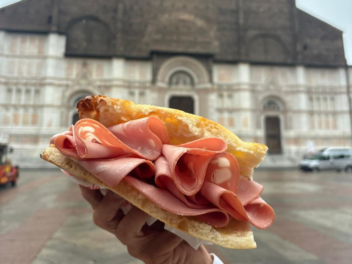 La "Bologna", la schiacciata pensata da All'Antico Vinaio per l'opening nel capoluogo emiliano