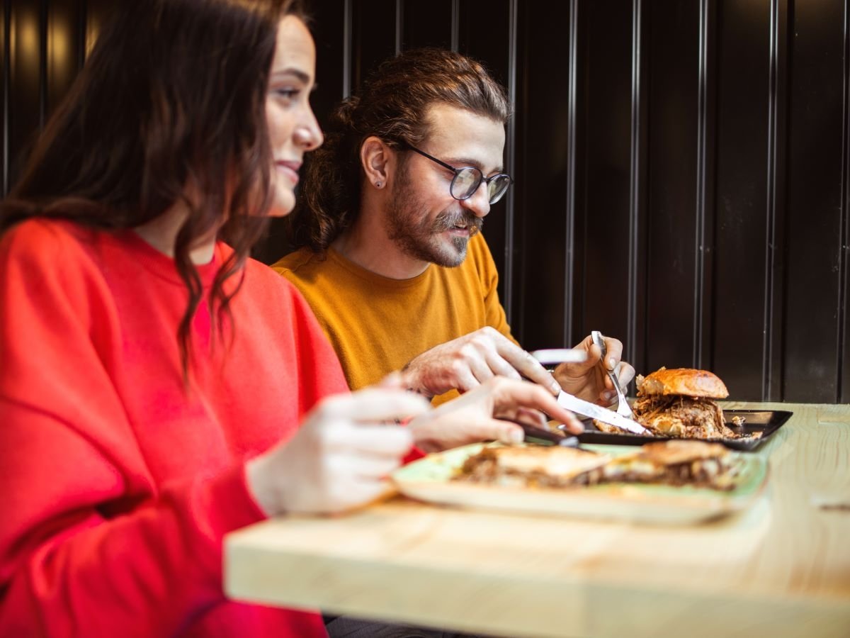 Nel 35% dei casi, i giovani mangiano fuori per uscire dalla propria routine secondo i dati Fipe