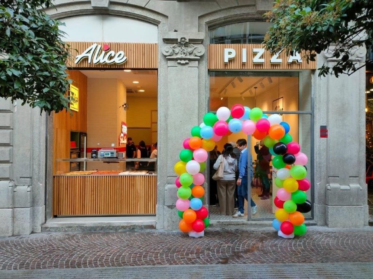 Il locale Alice Pizza di Varese, in via Morosini 17