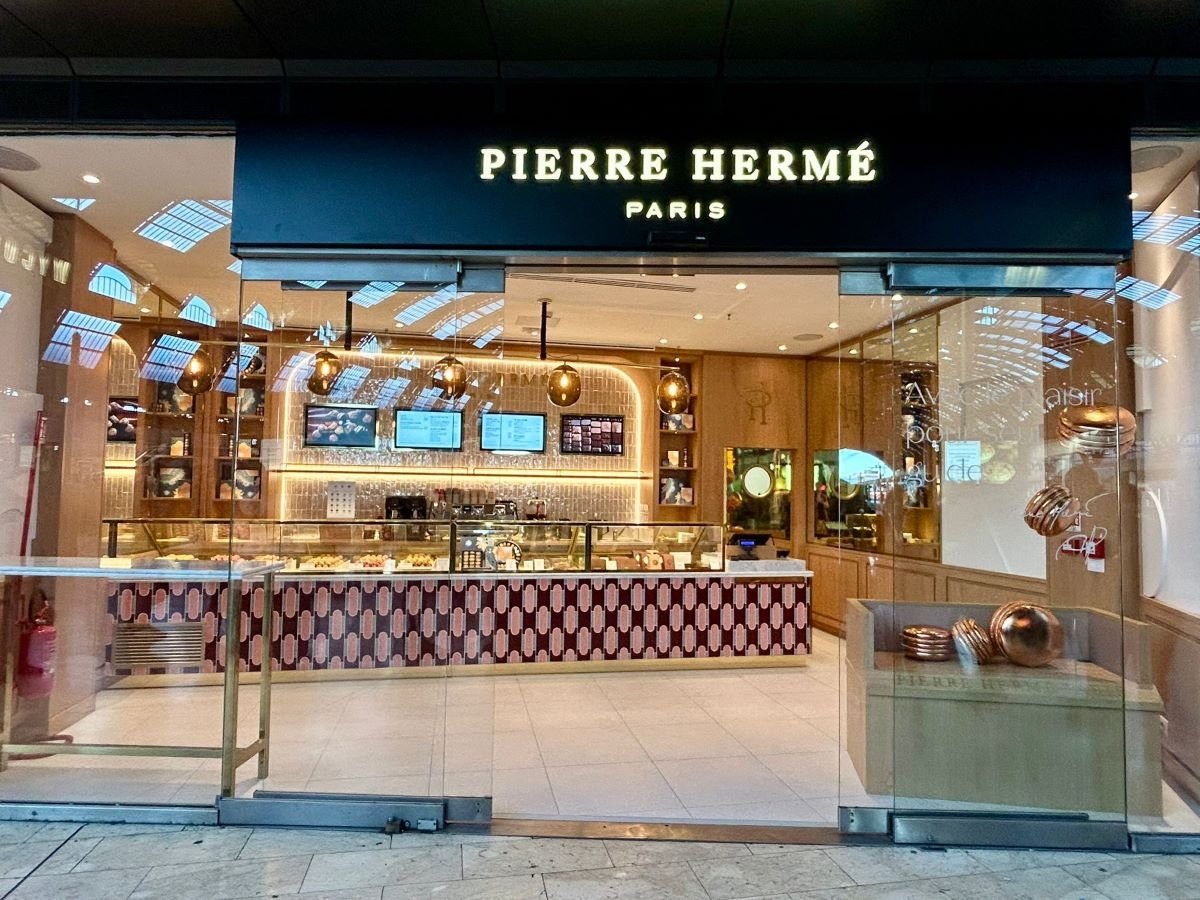 La boutique Pierre Hermé alla stazione di Milano Centrale, la prima in Italia