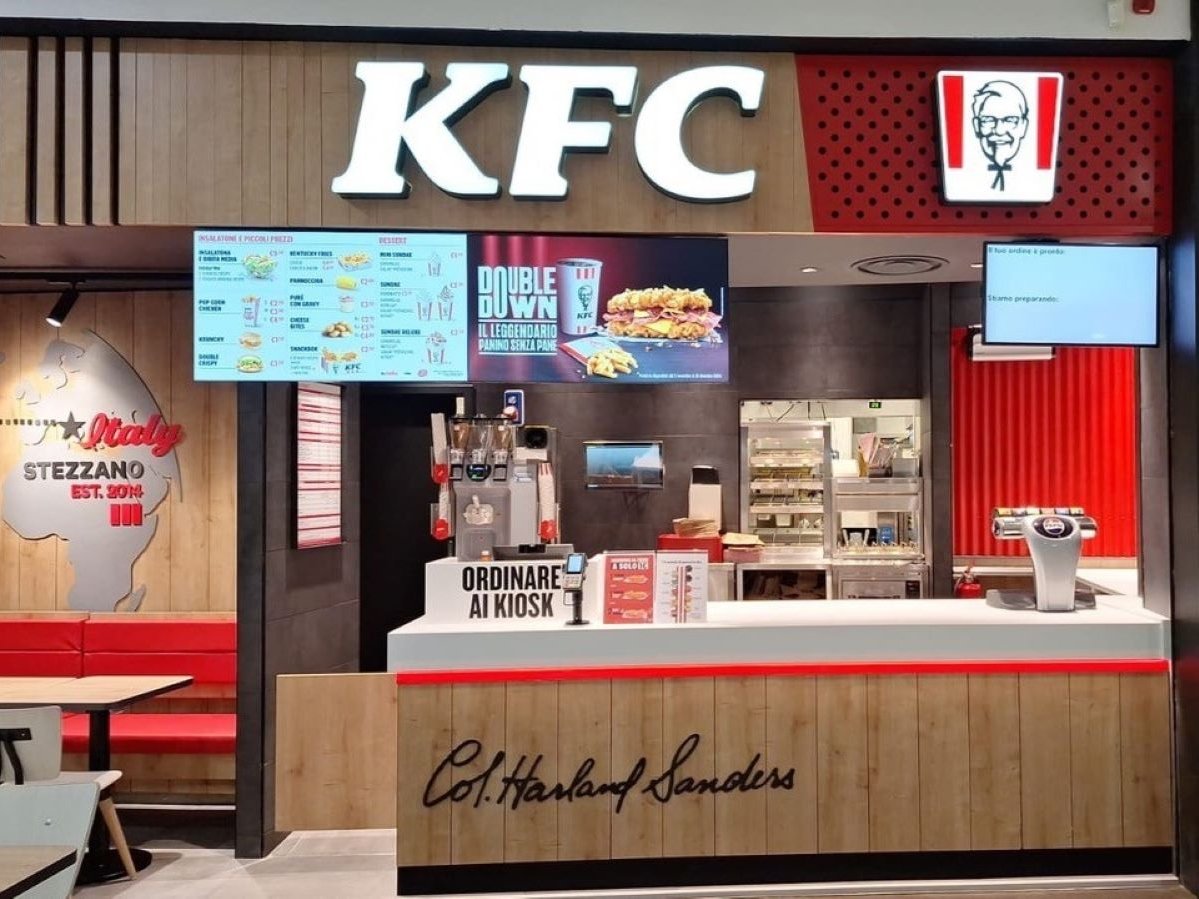 Il bancone del punto vendita KFC di Stezzano (BG) al Centro commerciale Le Due Torri