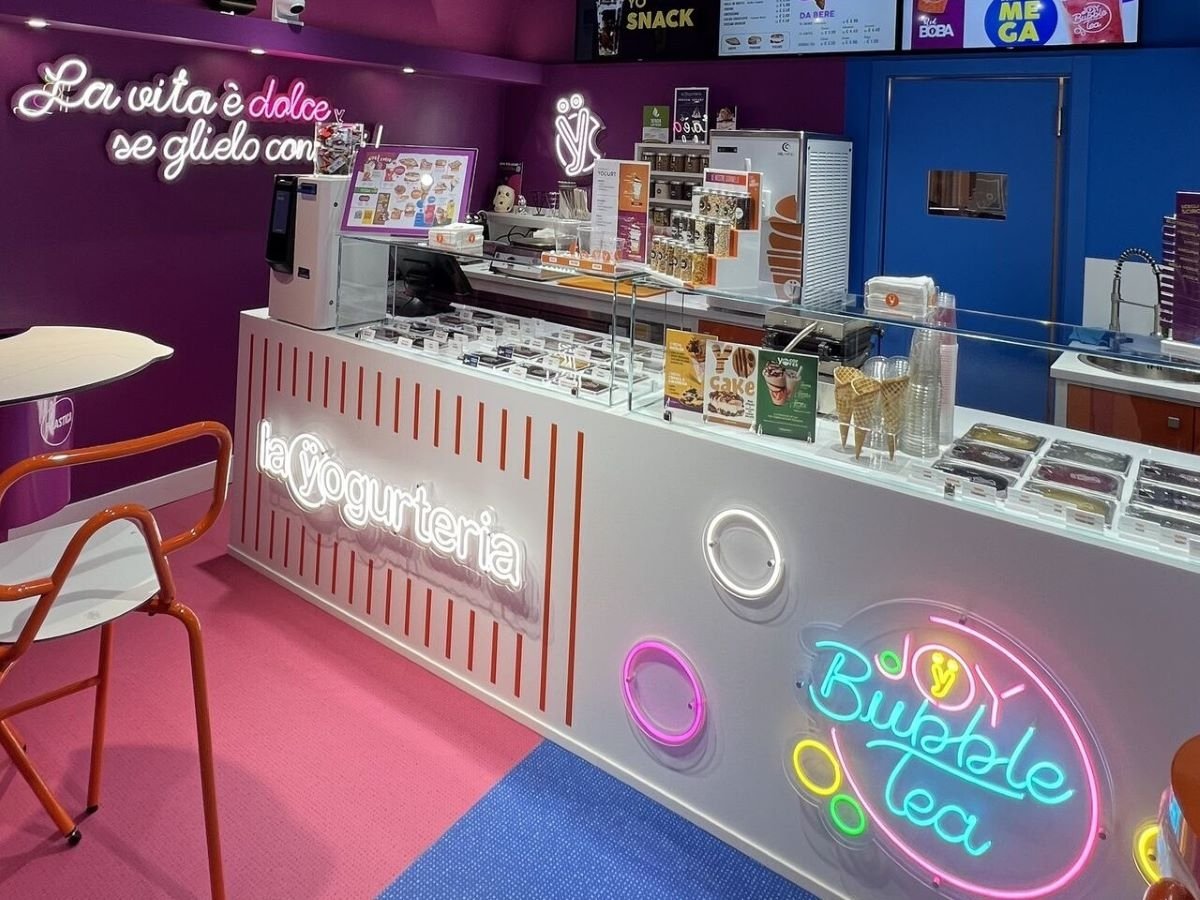 Il bancone del nuovo locale La Yogurteria a Piano di Sorrento