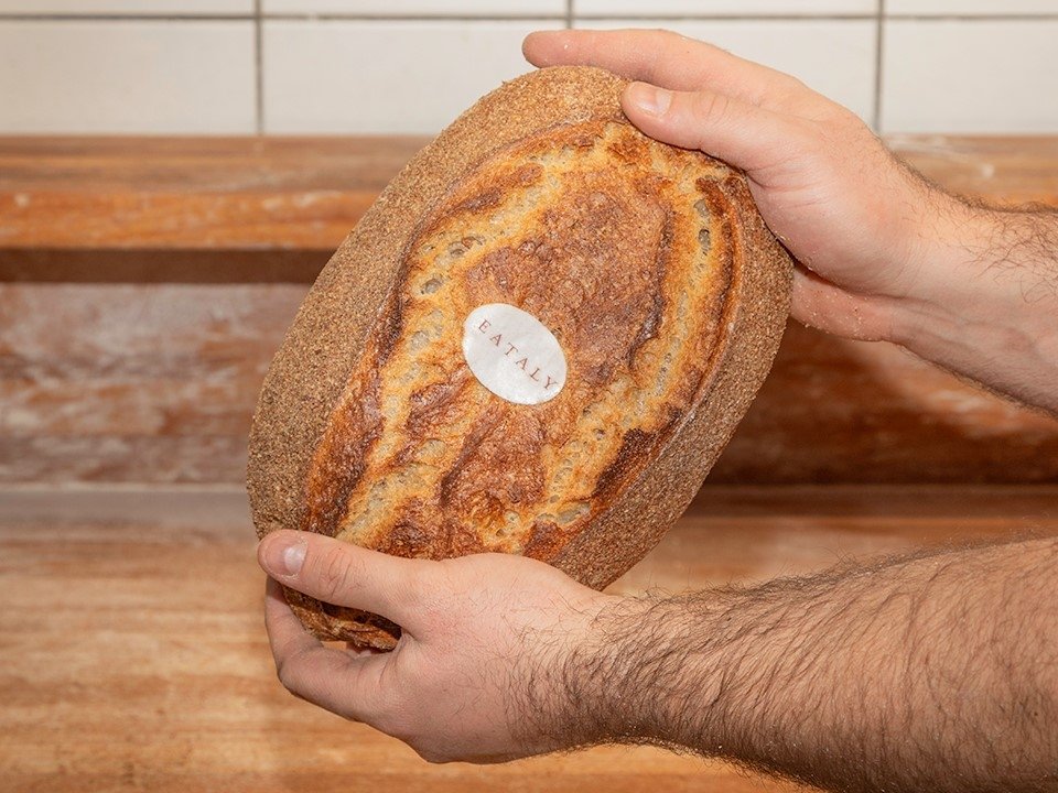 Il Pane Eataly si affianca a 20 tipologie di pani differenti già offerti dall'insegna