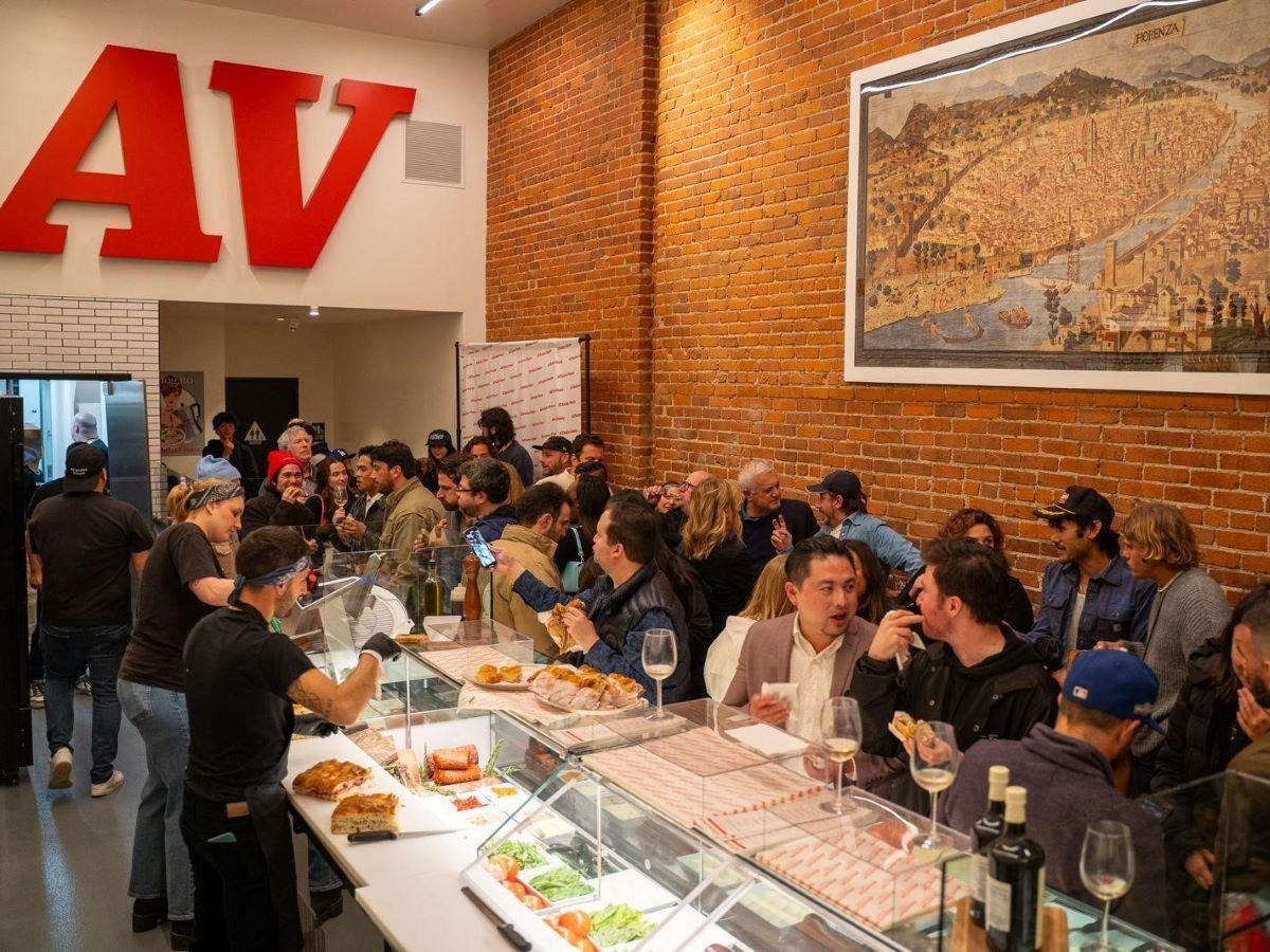 Una foto dell'inaugurazione de All'Antico Vinaio a Beverly Hills