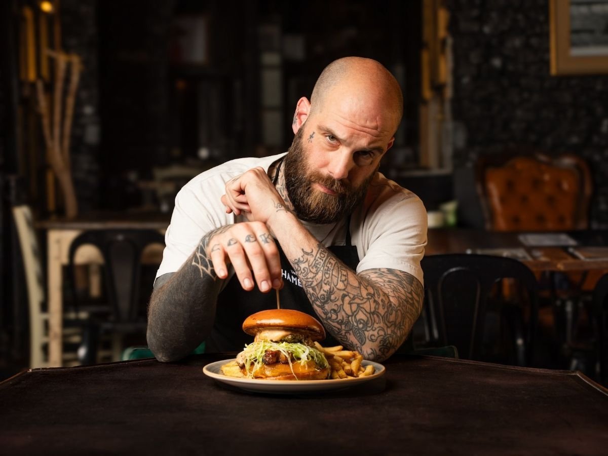 Eugenio Roncoroni con &quot;l'ultimo hamburger&quot; firmato per Hamerica's