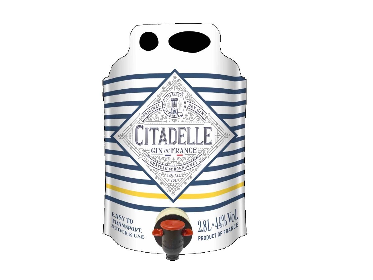 Il gin Citadelle di Maison Ferrand all'interno della Eco Pouch sostenibile Il gin Citadelle di Maison Ferrand all'interno della Eco Pouch sostenibile