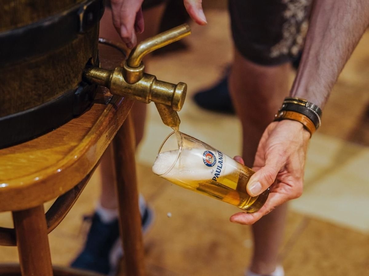 La birra Paulaner è ora disponibile nelle bierstube di Löwengrube La birra Paulaner è ora disponibile nelle bierstube di Löwengrube