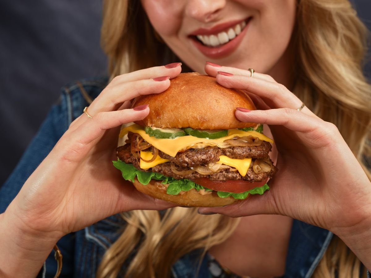 Da Hard Rock Cafe il giovedì si può gustare il classico Legendary Burger Da Hard Rock Cafe il giovedì si può gustare il classico Legendary Burger