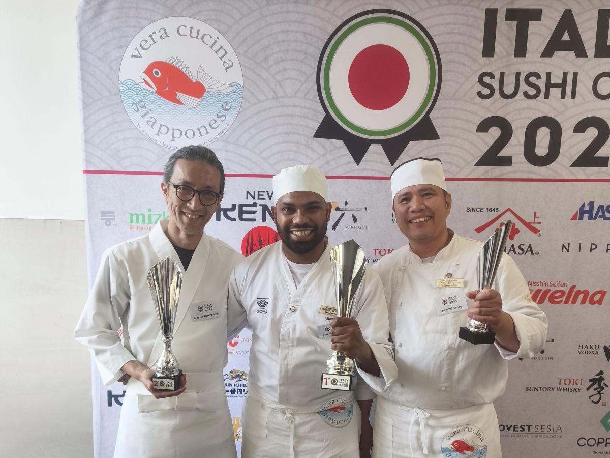 Al centro Kurukulasuriya Shehan Laksha Fernando, aka Gianni Fernando, vincitore della prima Sushi Cup Italy Al centro Kurukulasuriya Shehan Laksha Fernando, aka Gianni Fernando, vincitore della prima Sushi Cup Italy