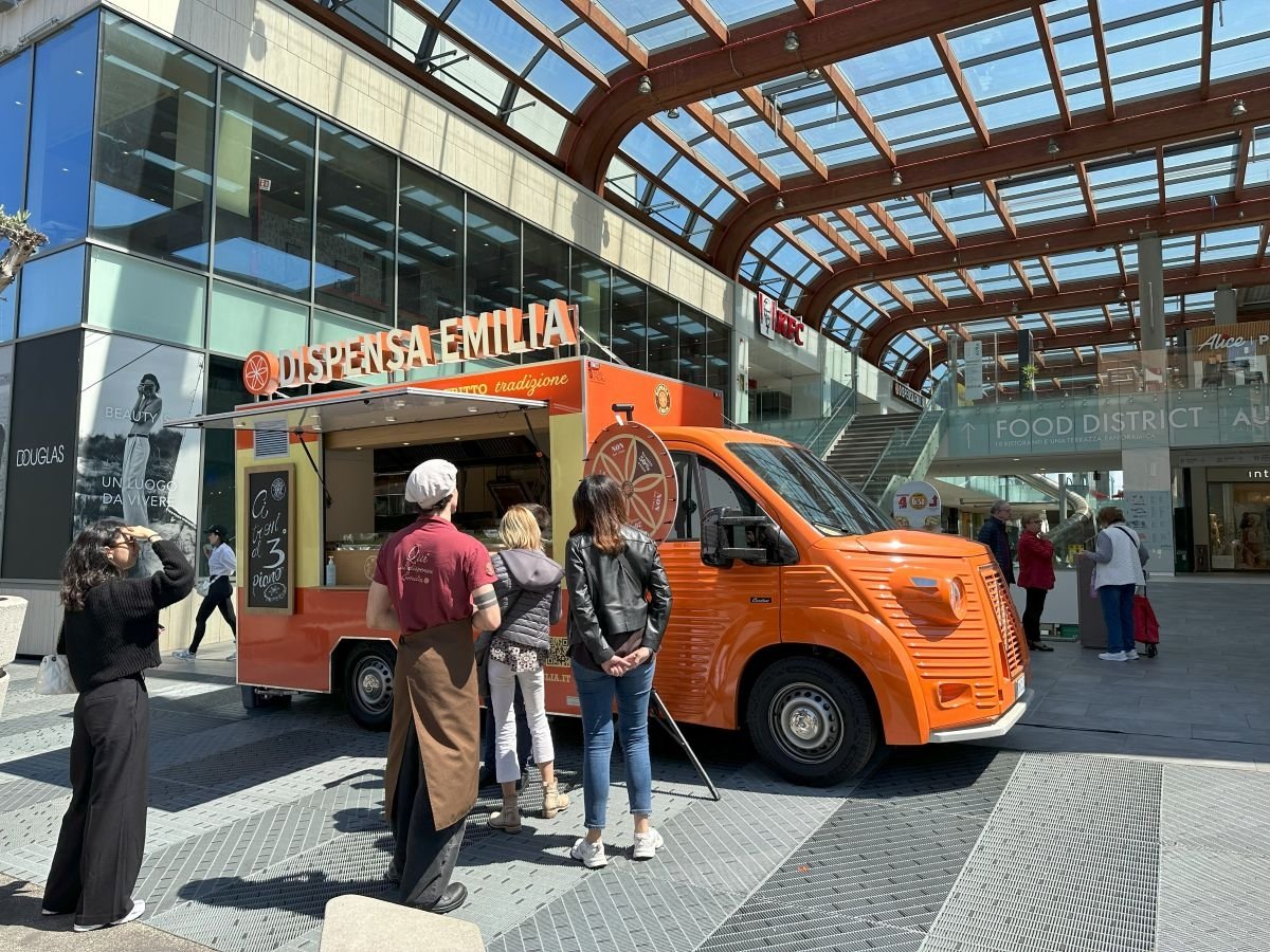 L'iconico food truck di Dispensa Emilia L'iconico food truck di Dispensa Emilia