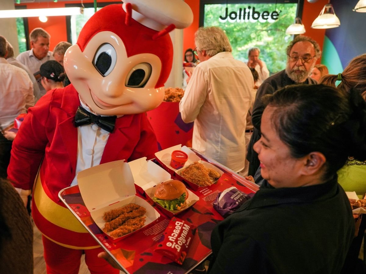 L'opening di Jollibee a Milano, in via XXII Marzo L'opening di Jollibee a Milano, in via XXII Marzo