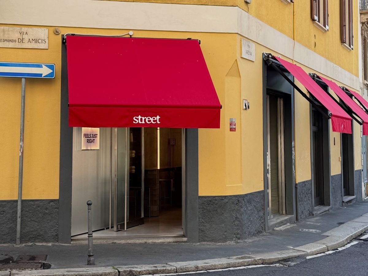 L'ingresso del primo locale Street Smash Burger a Milano in via Edmondo De Amicis