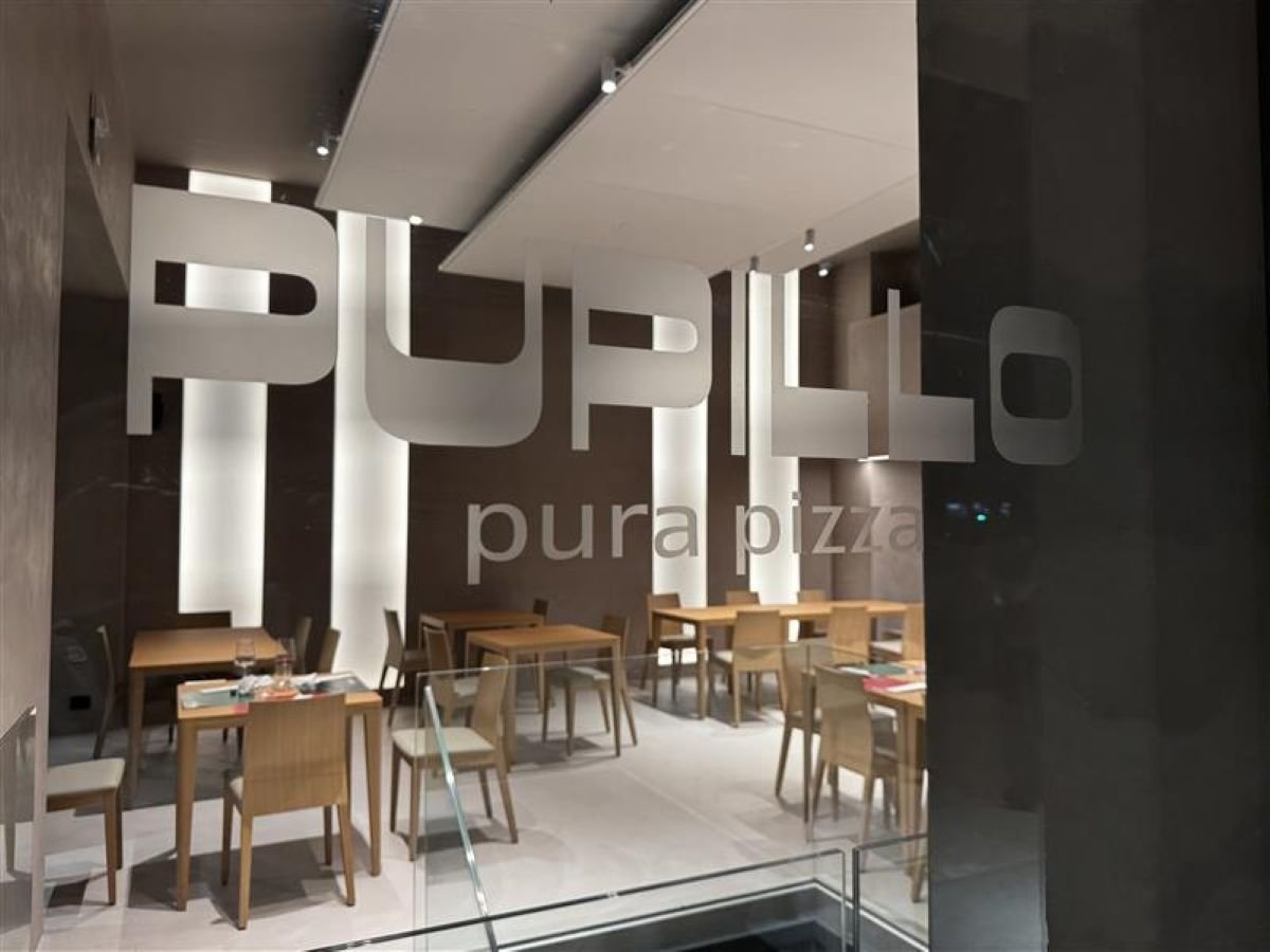 L'insegna e la sala moderna di Pupillo Pura Pizza a Latina