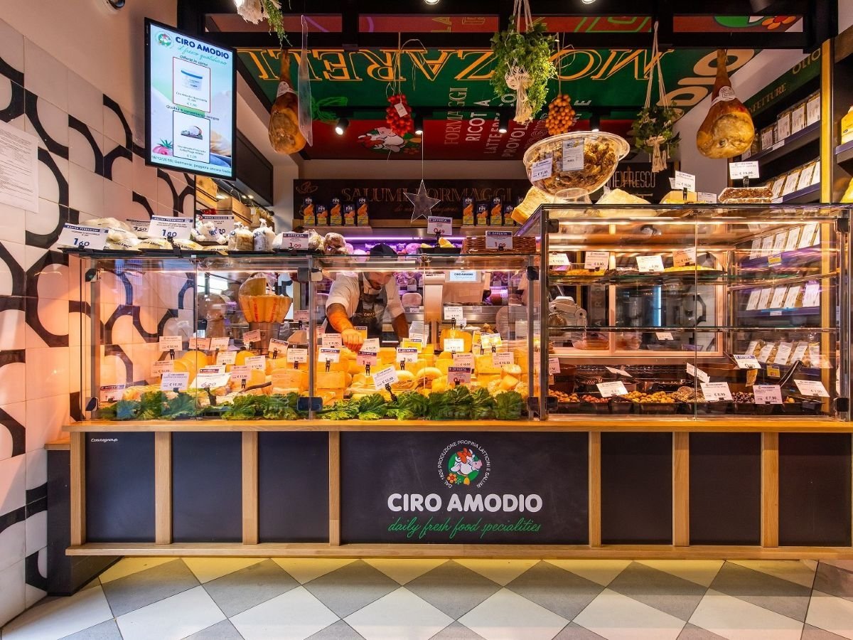 Il banco alimentare di un punto vendita Ciro Amodio