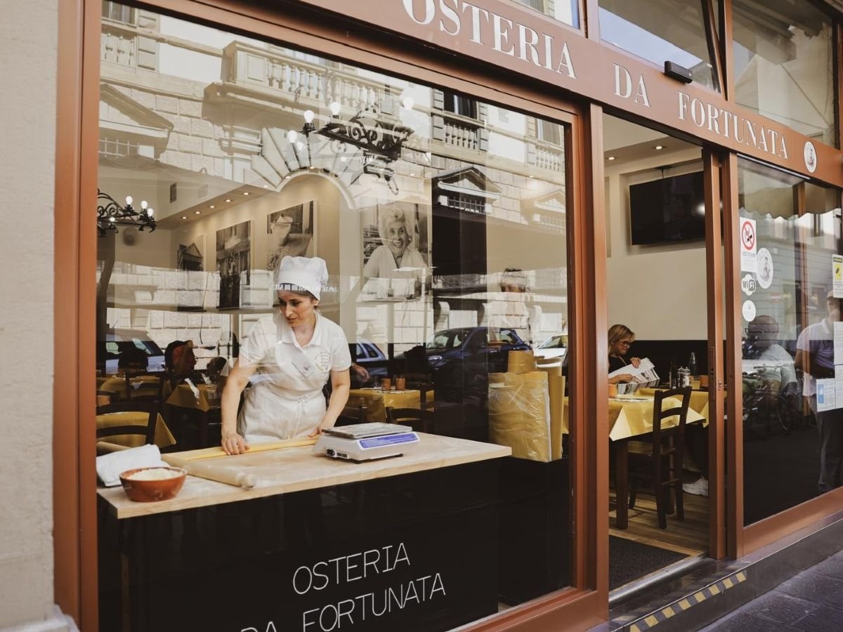 La vetrina con la lavorazione della pasta a vista, marchio di fabbrica di Fortunata anche a Firezne