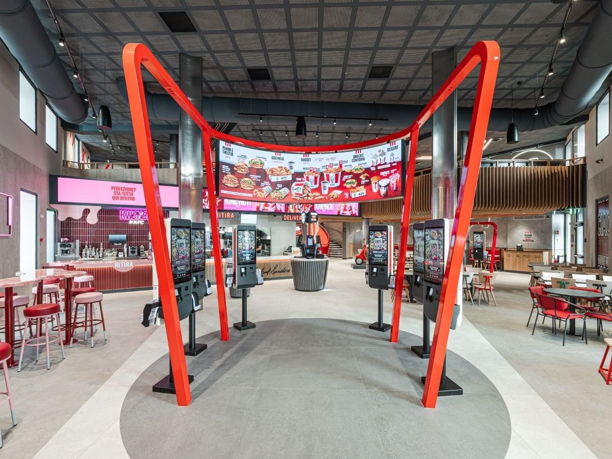L'ingresso del nuovo flagship store di KFC a Roma (il primo in Europa)