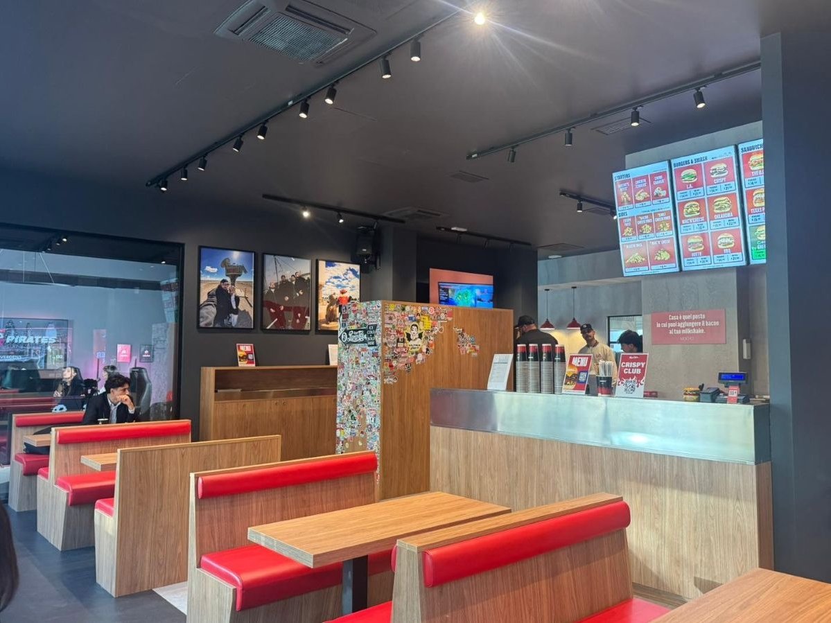 L'interno di Meat Crew in via Rastelli a Milano
