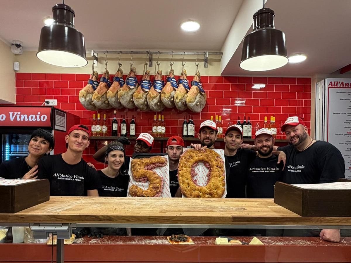 Lo staff de All'Antico Vinaio di Parigi celebra la 50° apertura del brand
