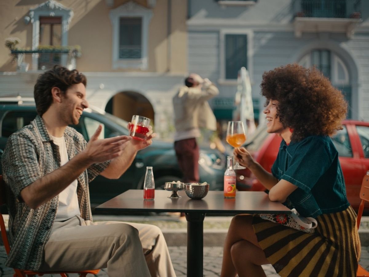 Aperitivo al bar, fra consumi (anche analcolici) e socializzazione 