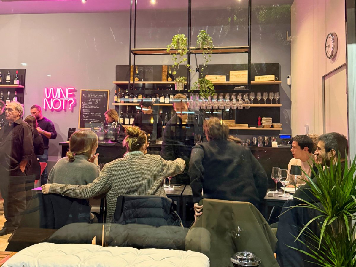 La sala del nuovo Winelivery Bar&amp;Enoteca in zona CityLife
