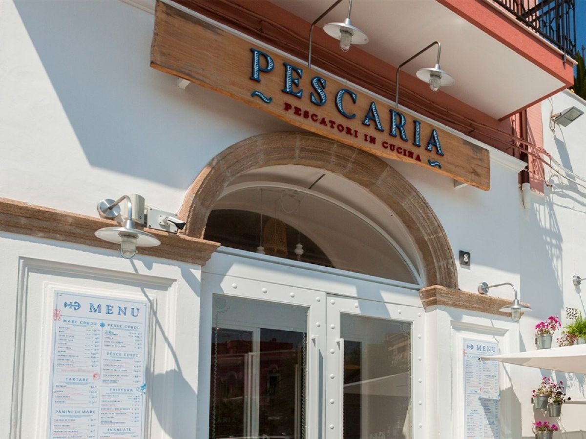 L'insegna di Pescaria sul flagship store di Polignano a Mare