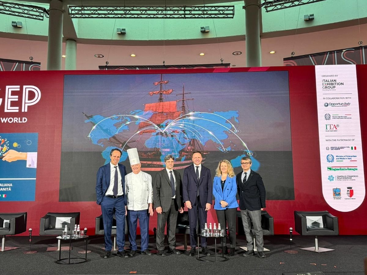 I protagonisti del progetto a favore del gelato artigianale, al centro il ministro Francesco Lollobrigida