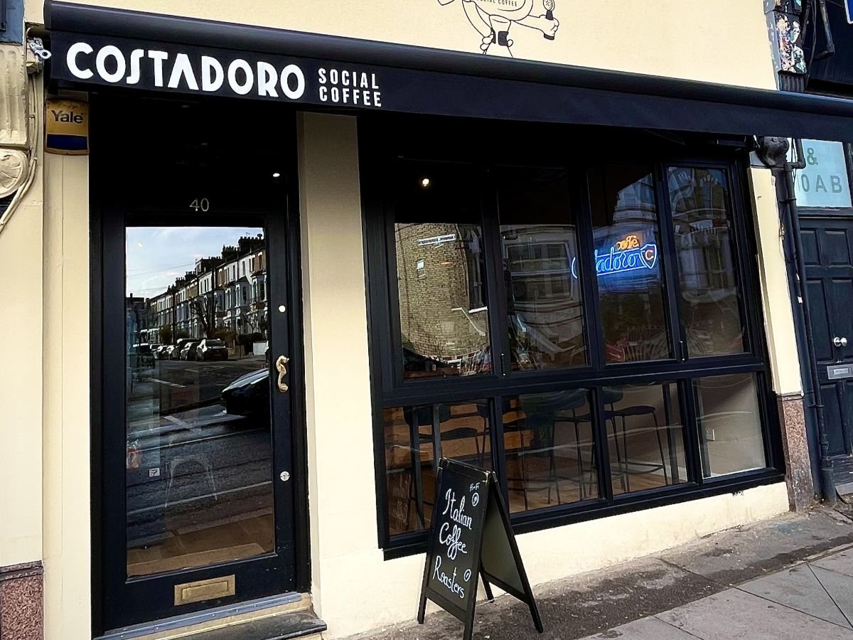 L'ingresso di uno dei due nuovi punti vendita Costadoro a Londra