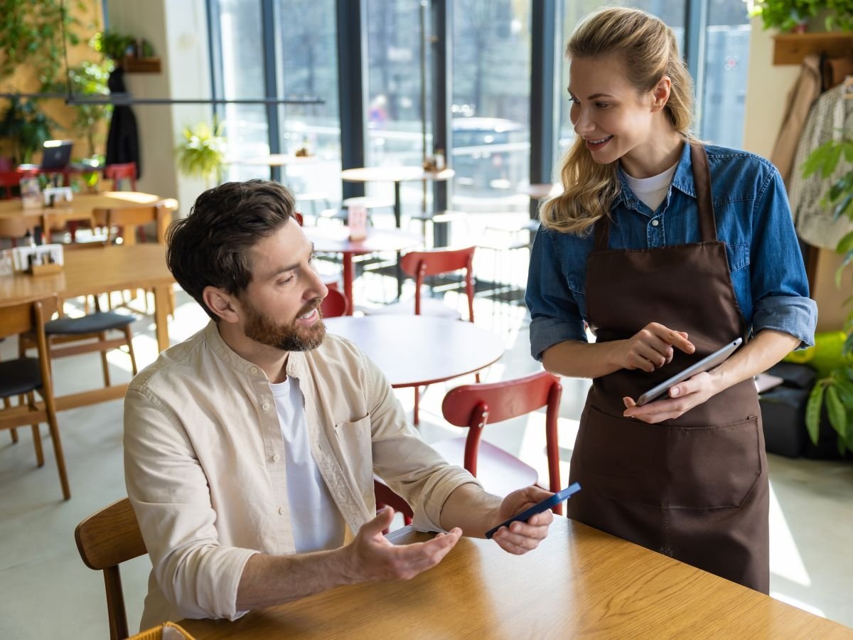 Nel 2025, secondo Fipe, diminuiscono del -3,6% le visite al ristorante