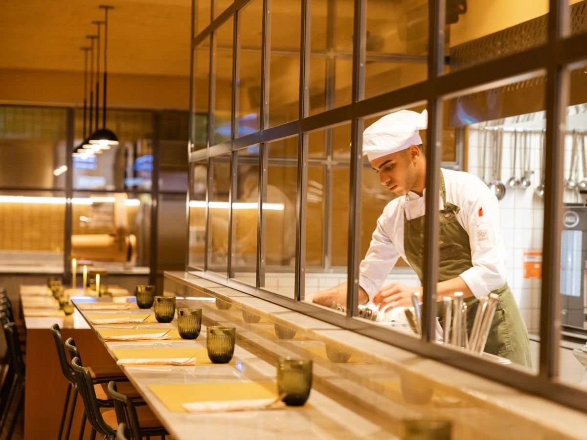 Il banco con vista sulla cucina all'interno di Via Pasteria in piazza Archinto a Milano
