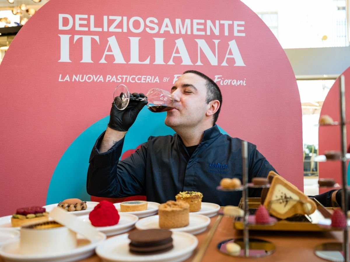 Fabrizio Fiorani mentre presenta la nuova collezione di pasticceria per il flagship store Lavazza