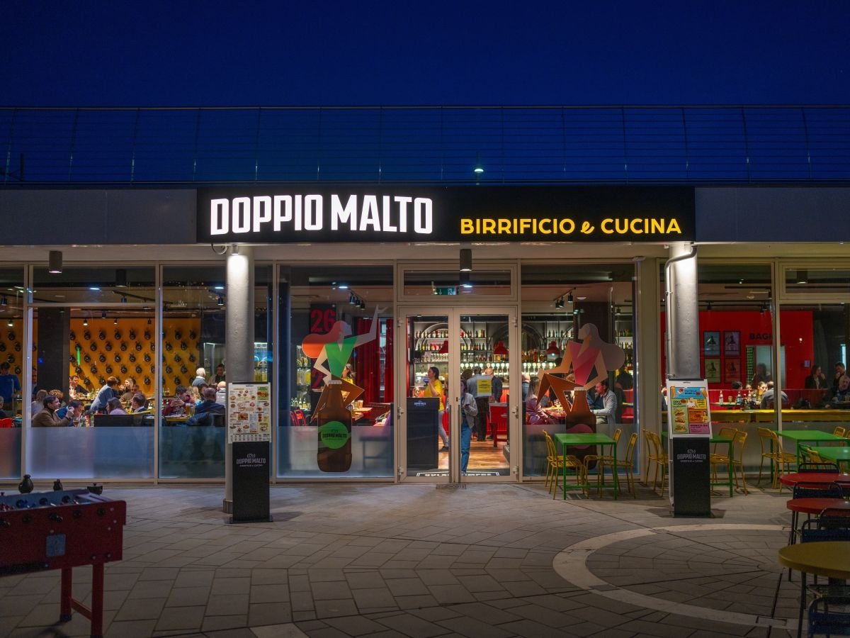 L'ingresso di Doppio Malto sulla food court della marina di Loano