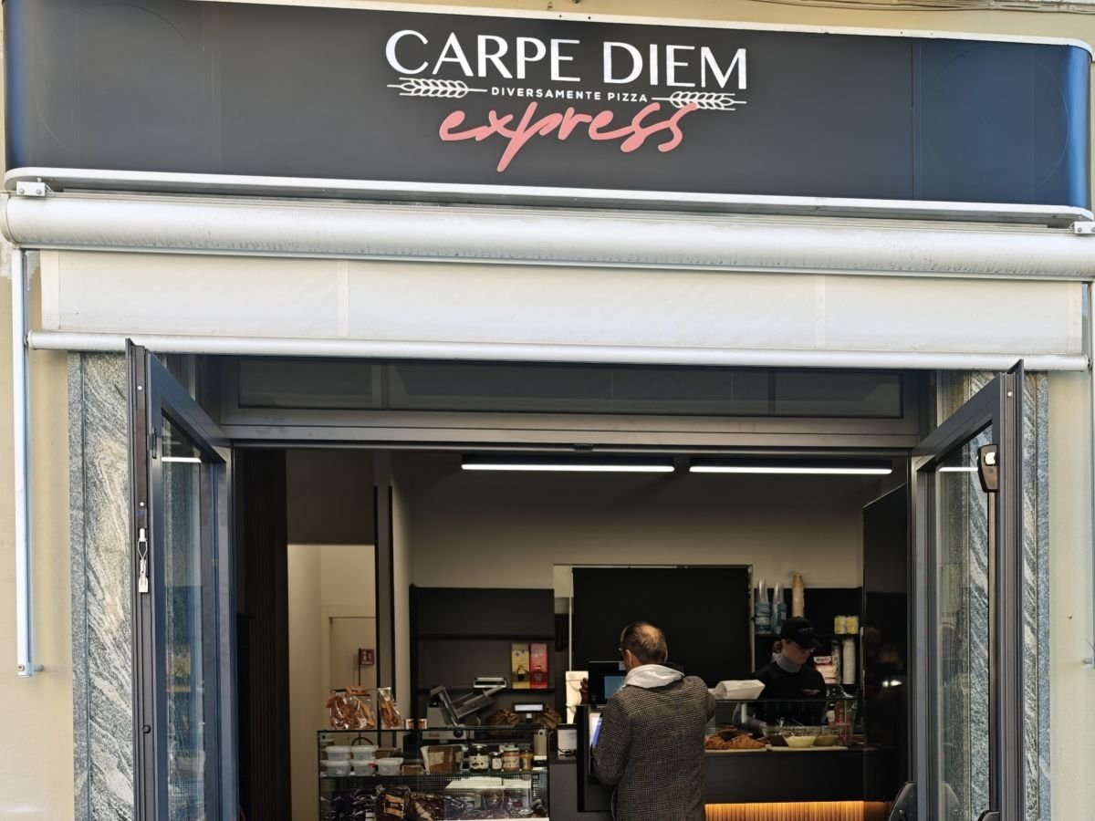 Insegna e ingresso di Carpe Diem Express, il format take away dell'omonima insegna di pizzerie artigianali