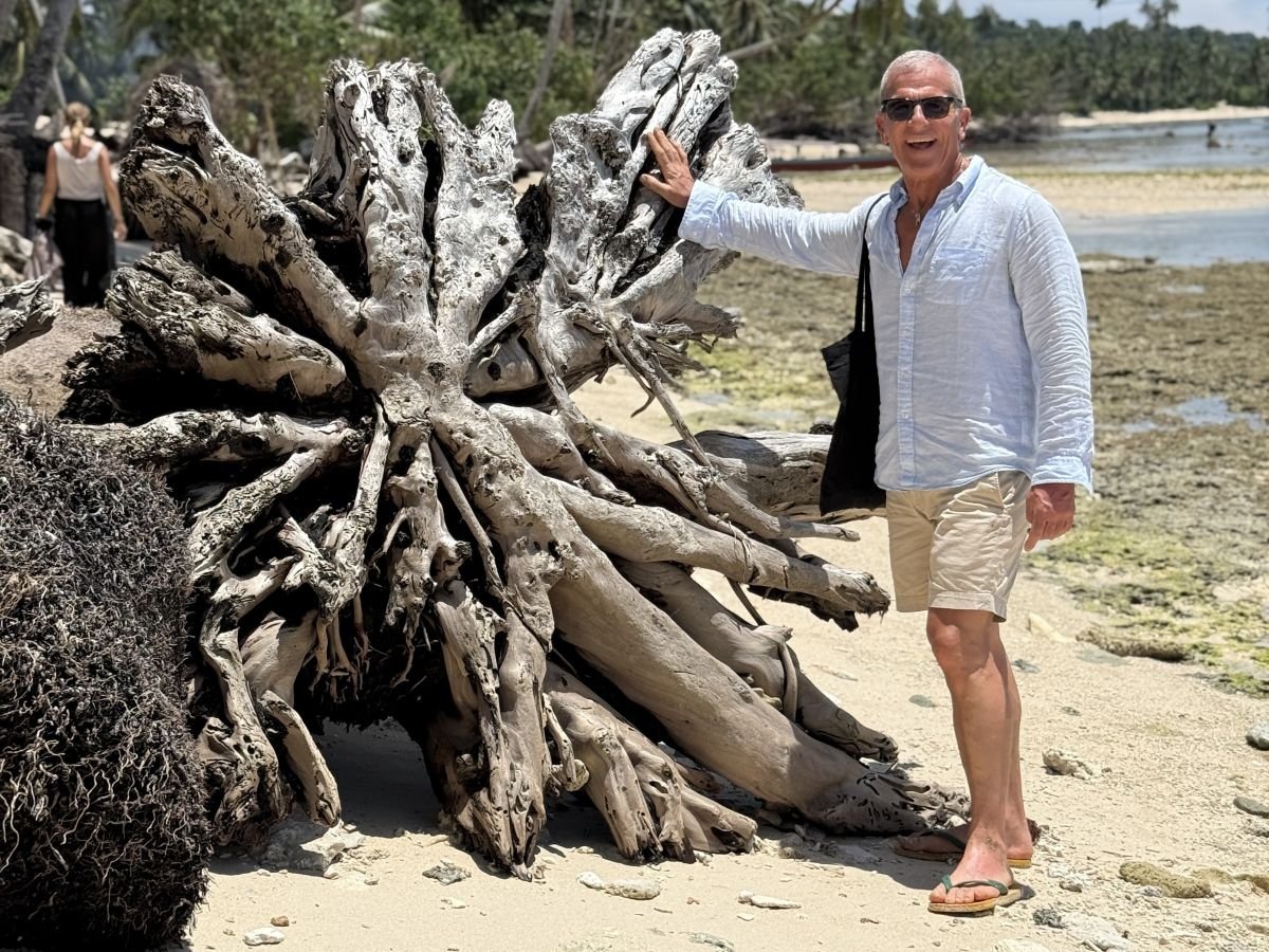Max Mariola sulle spiagge di Mentawai in Indonesia