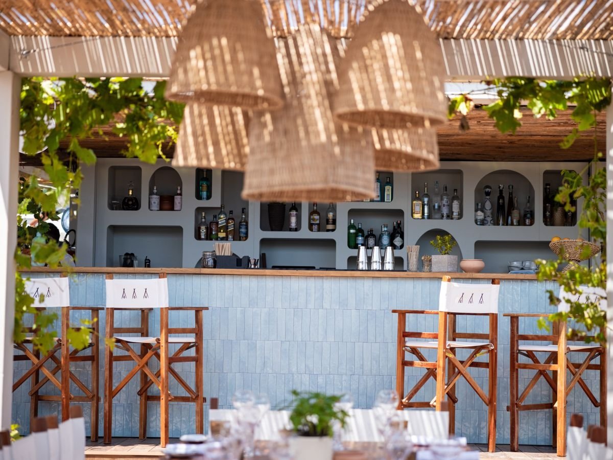 Il bancone del Nikki Beach Costa Smeralda, in apertura il 29 maggio