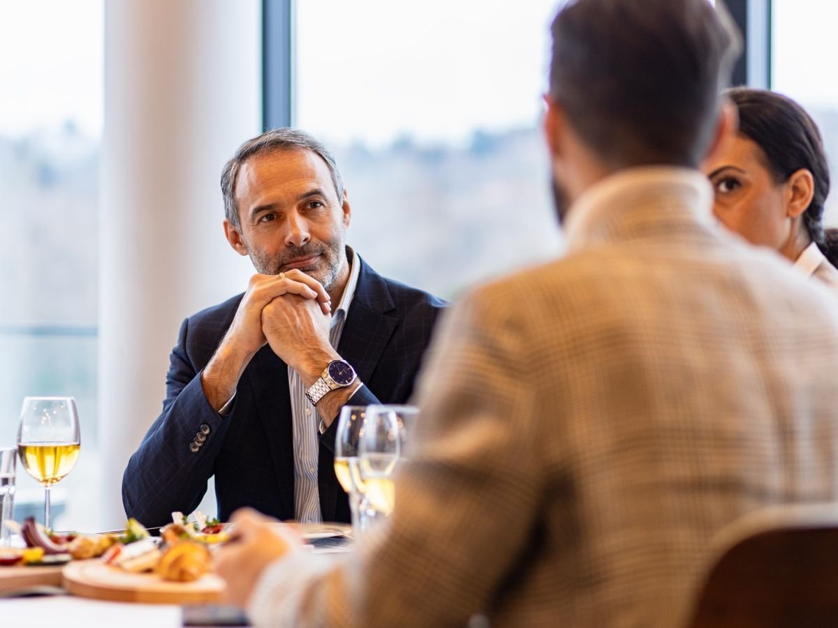 Secondo l'analisi Pluxee, si spendono in media si spendono 21,10 euro per un pasto completo fuoricasa in pausa pranzo