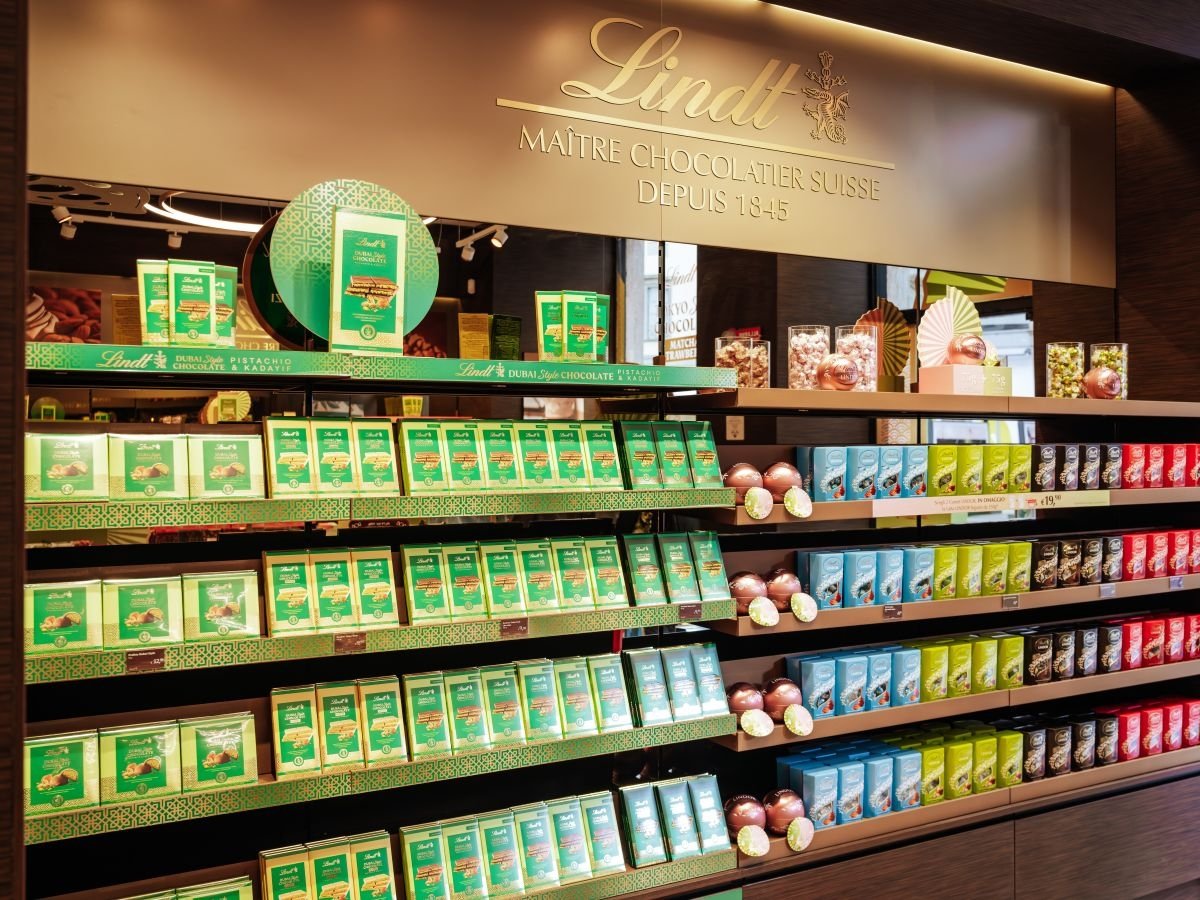 L'offerta a scaffale del nuovo Lindt Chocolate Shop di Torino