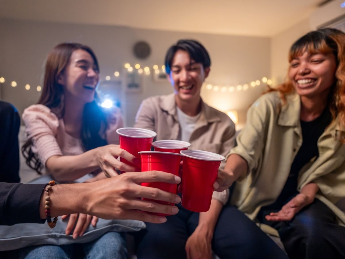 Secondo la ricerca Schweppes solo il 36% dei giovani Gen Z organizza serate fuoricasa