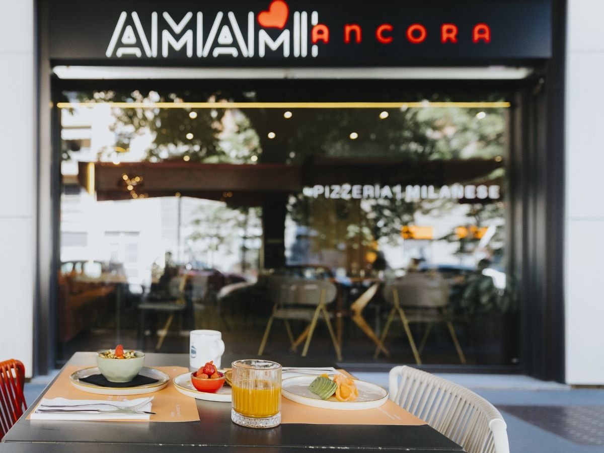 La vetrina di Amami Ancora a Milano in via Lazzaro Papi