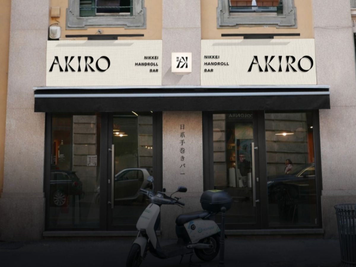 La vetrina di Akiro in via della Moscova a Milano