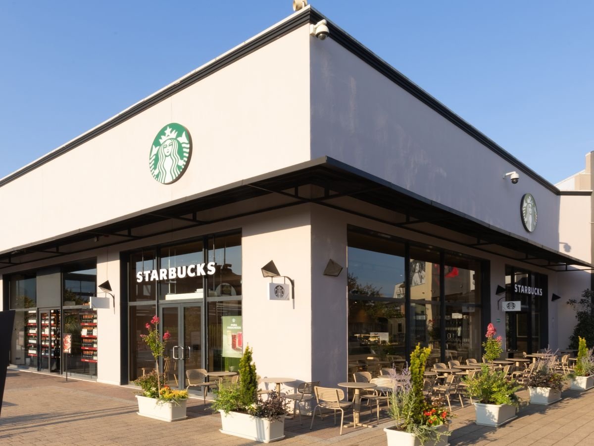 Lo store di Starbucks all'interno del Valmontone Outlet