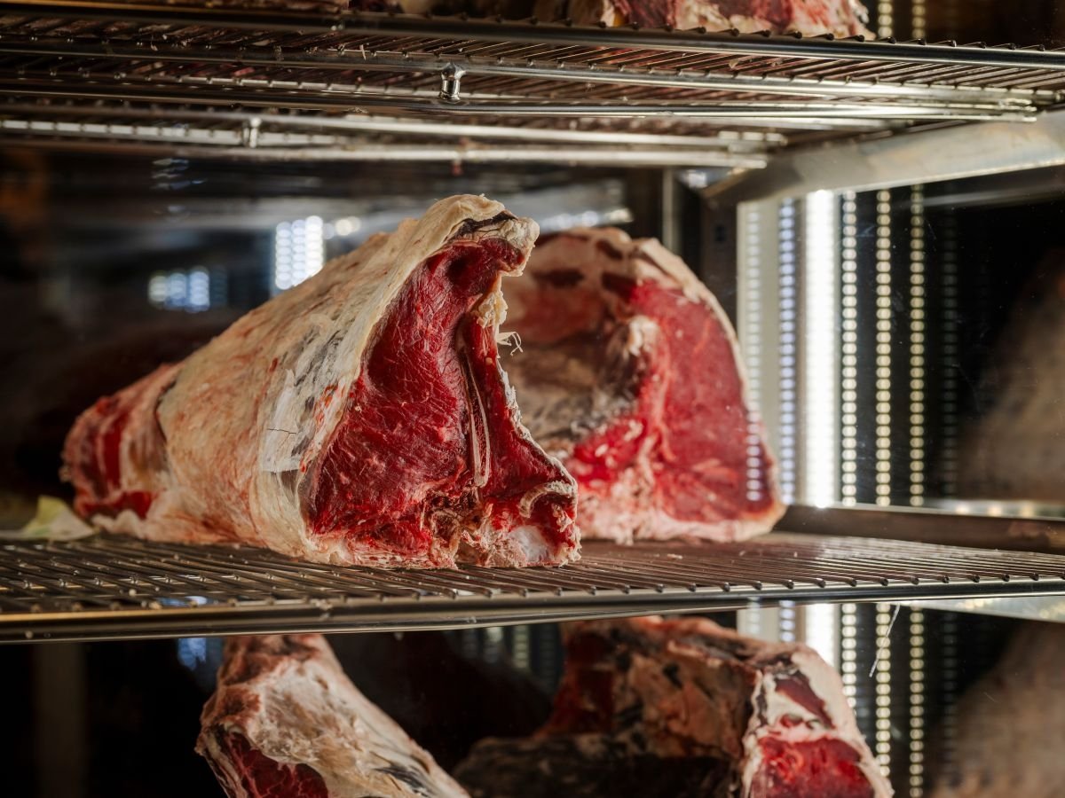 La carne dry aged si ottiene in un frigo tra 0 e 4° C con un umidità tra l’80 e il 90% e può durare massimo 90 giorni