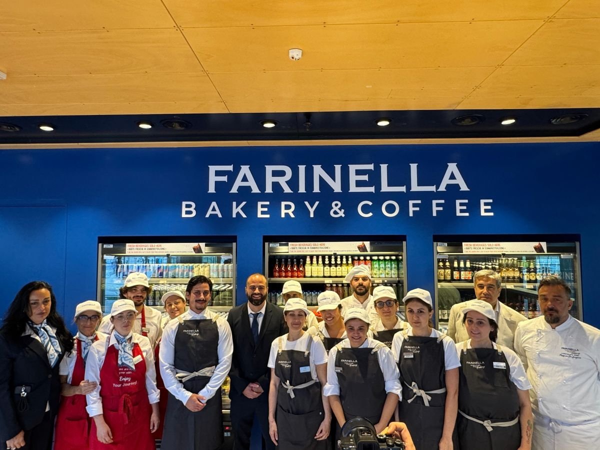 Il team Farinella nel punto vendita della Stazione di Milano Garibaldi