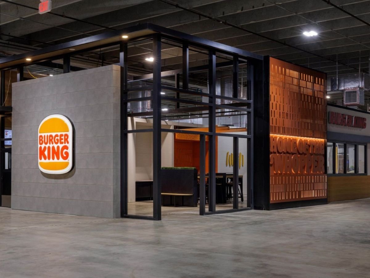 Uno spazio con insegna Burger King
