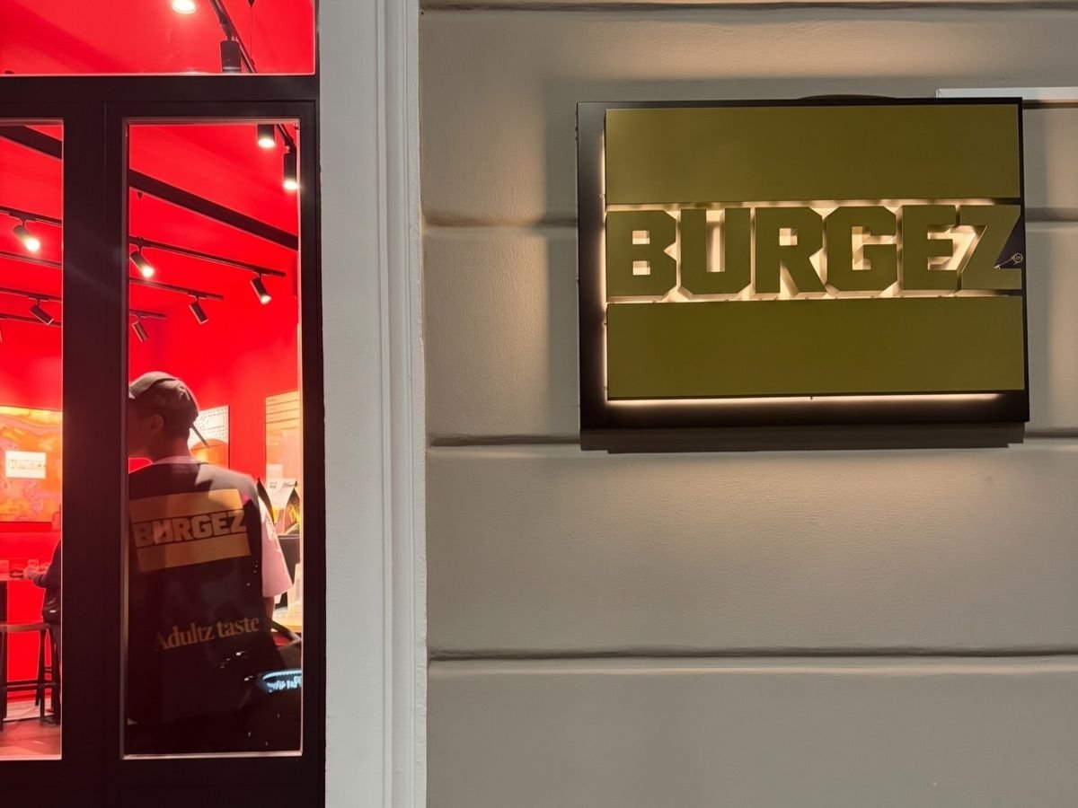 Il nuovo logo di Burgez nel punto vendita di Isola a Milano