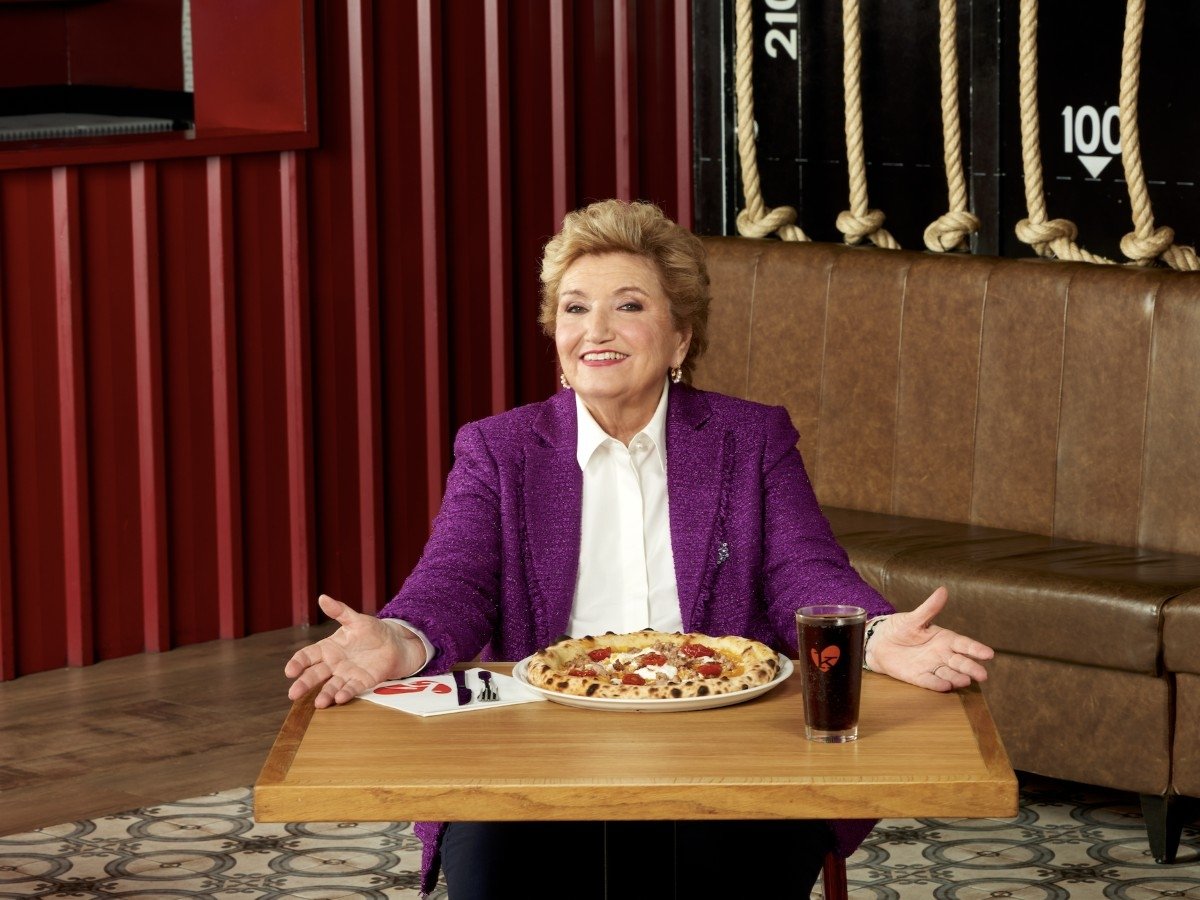 Mara Maionchi e la nuova "Pizza Mara" di Pizzikotto