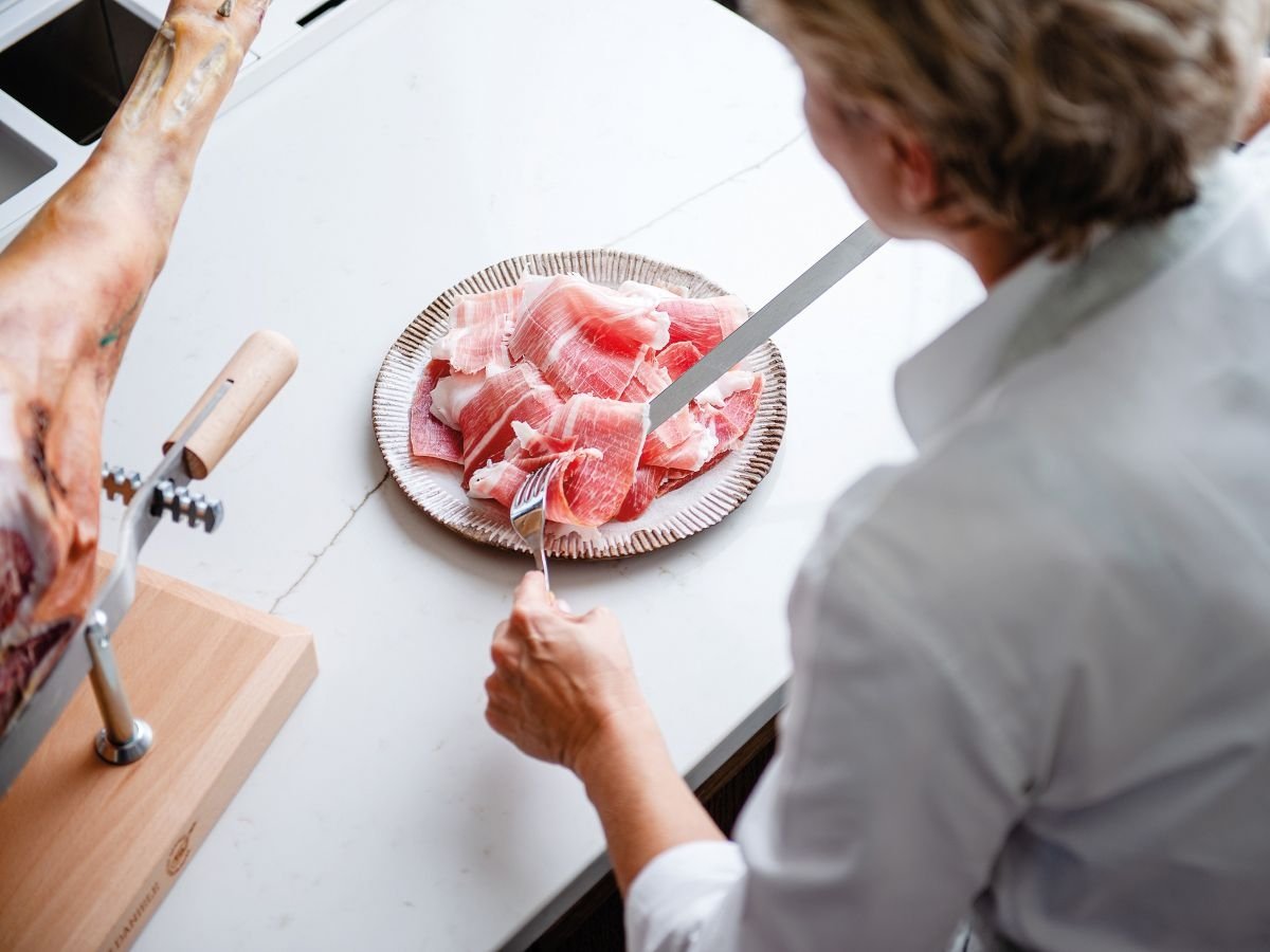 I prosciutti ottenuti dalle cosce fino a 13 kg saranno commercializzati esclusivamente disossati, in tranci o affettati