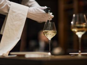 Vino fuoricasa, il consumo tiene solo nei ristoranti di fasci alta